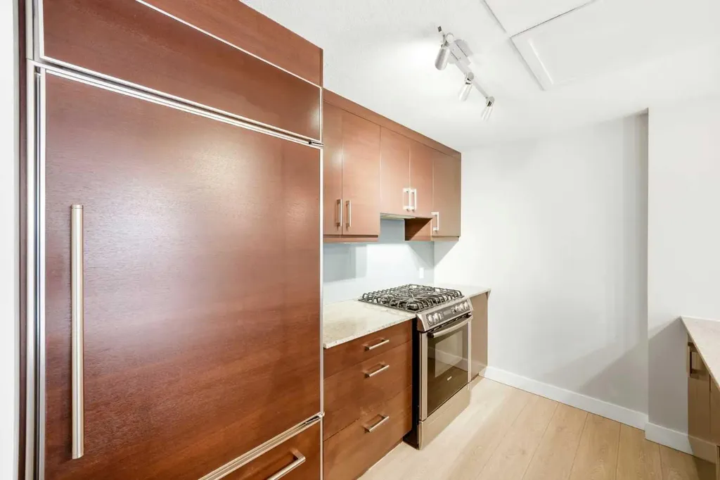 733 2 Avenue SW Calgary AB T2P 0E4