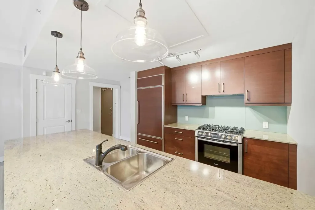 733 2 Avenue SW Calgary AB T2P 0E4