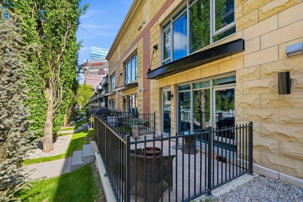 733 2 Avenue SW Calgary AB T2P 0E4