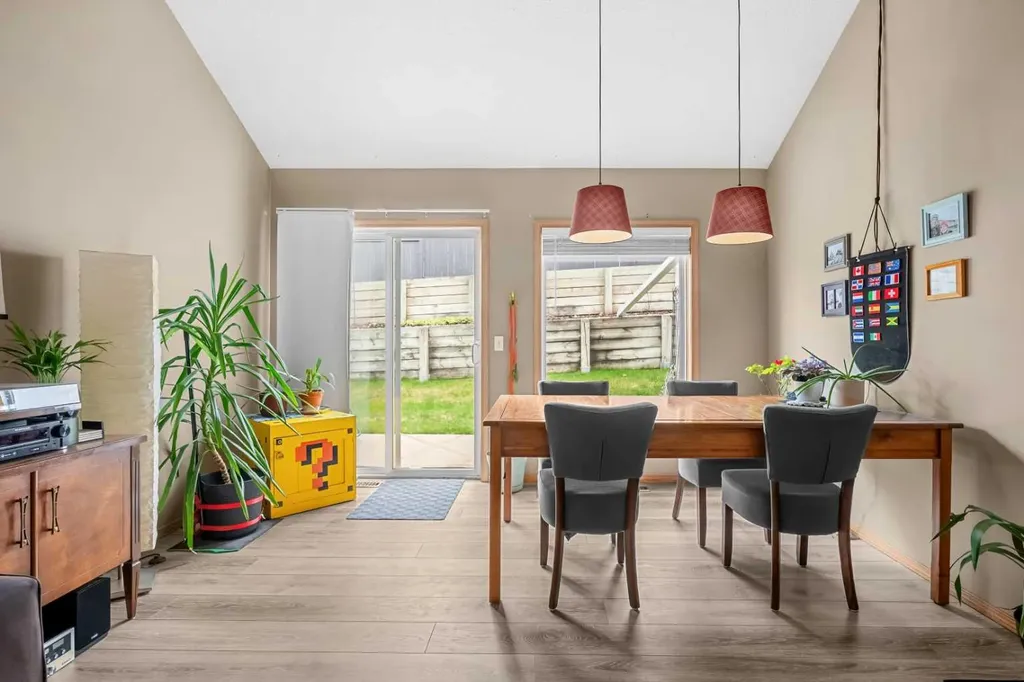 118 Somervale Point SW Calgary AB T2Y 3K4