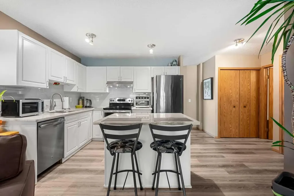 118 Somervale Point SW Calgary AB T2Y 3K4