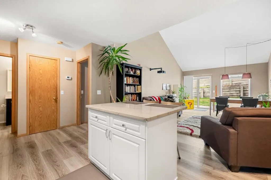 118 Somervale Point SW Calgary AB T2Y 3K4