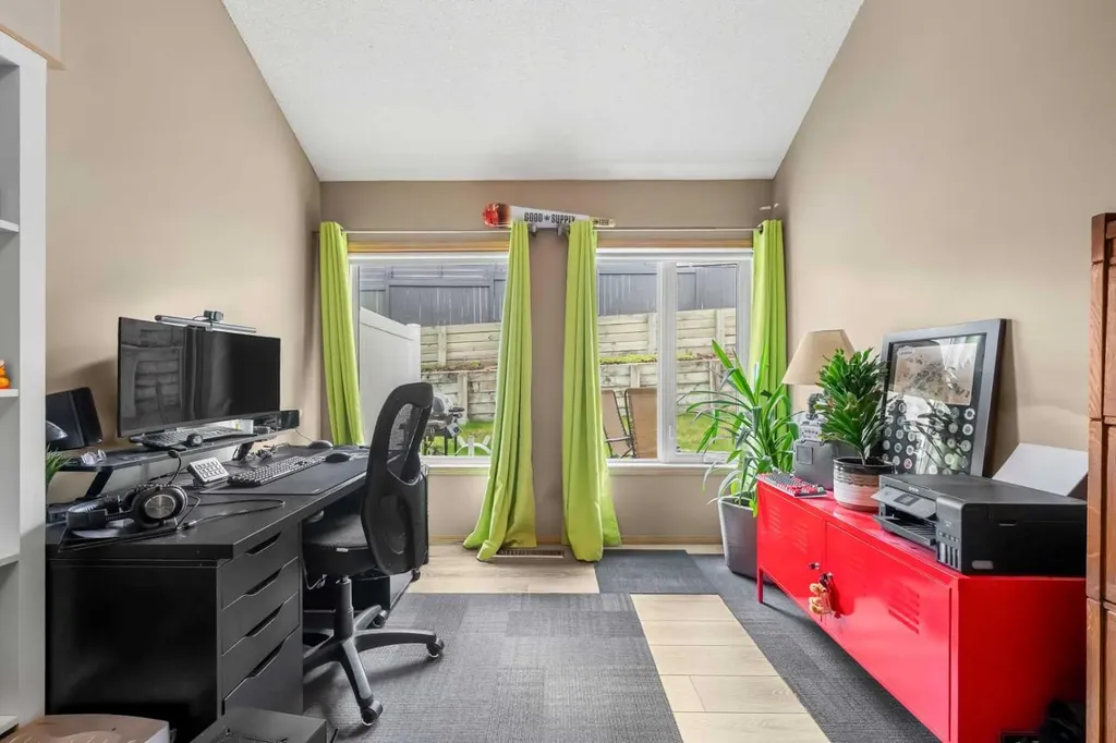 118 Somervale Point SW Calgary AB T2Y 3K4