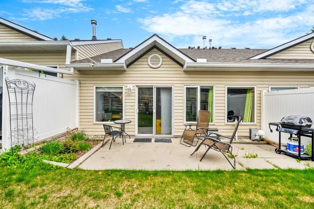 118 Somervale Point SW Calgary AB T2Y 3K4