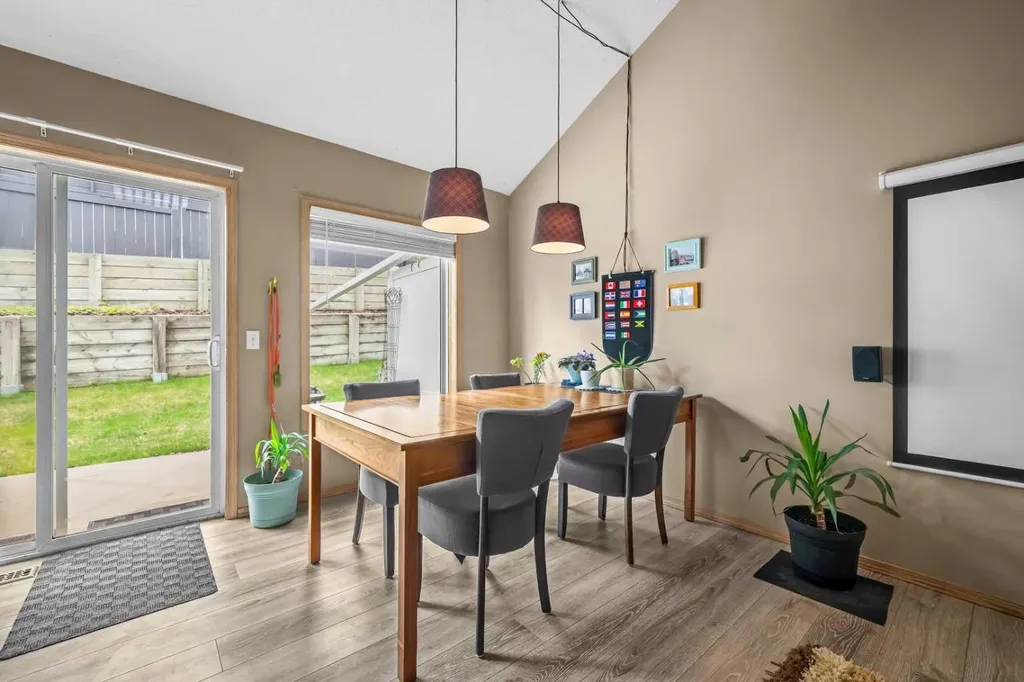118 Somervale Point SW Calgary AB T2Y 3K4