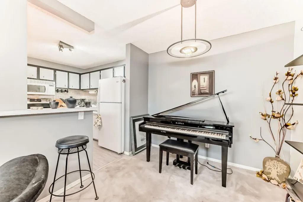 51 Cedar Springs Gardens SW Calgary AB T2W 5J9