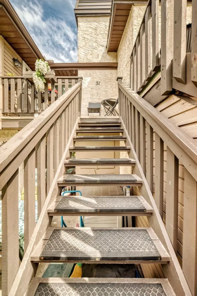 51 Cedar Springs Gardens SW Calgary AB T2W 5J9