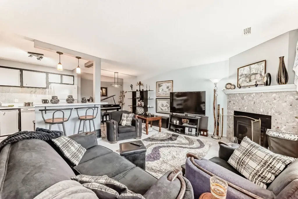 51 Cedar Springs Gardens SW Calgary AB T2W 5J9