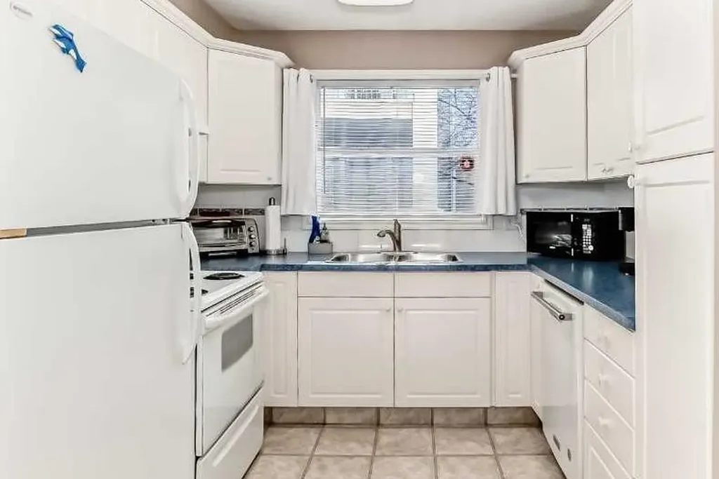 6800 Hunterview Drive NW Calgary AB T2K 6K5