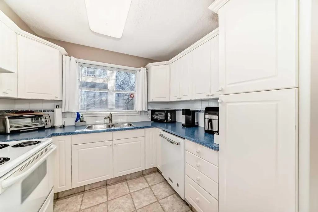6800 Hunterview Drive NW Calgary AB T2K 6K5
