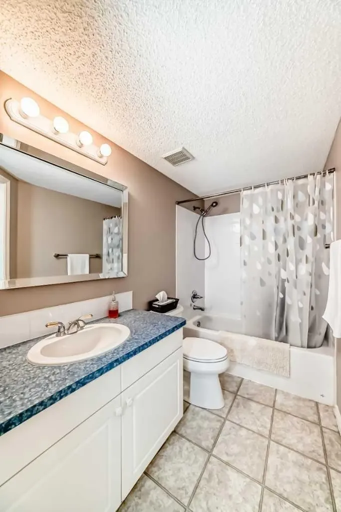 6800 Hunterview Drive NW Calgary AB T2K 6K5