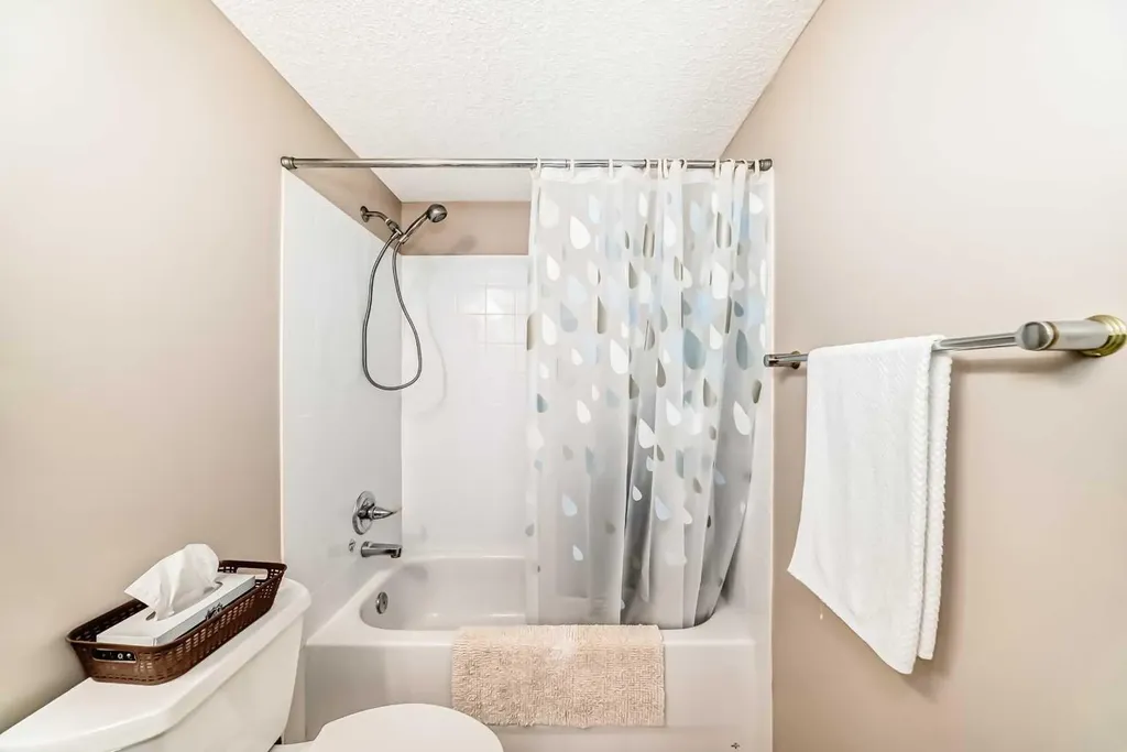 6800 Hunterview Drive NW Calgary AB T2K 6K5