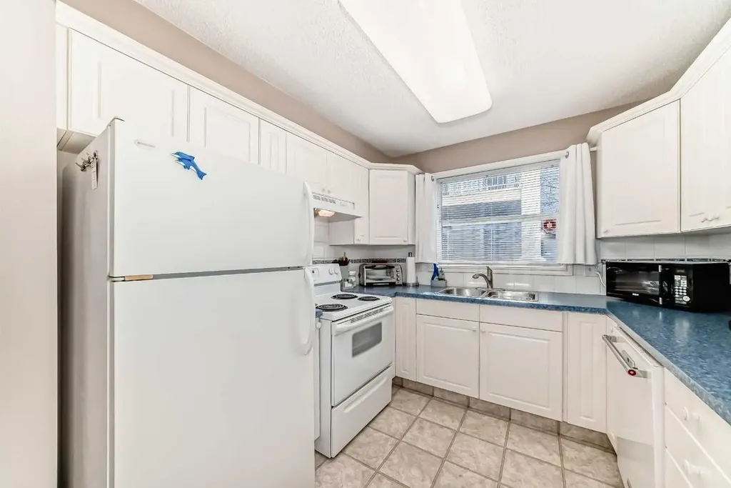 6800 Hunterview Drive NW Calgary AB T2K 6K5