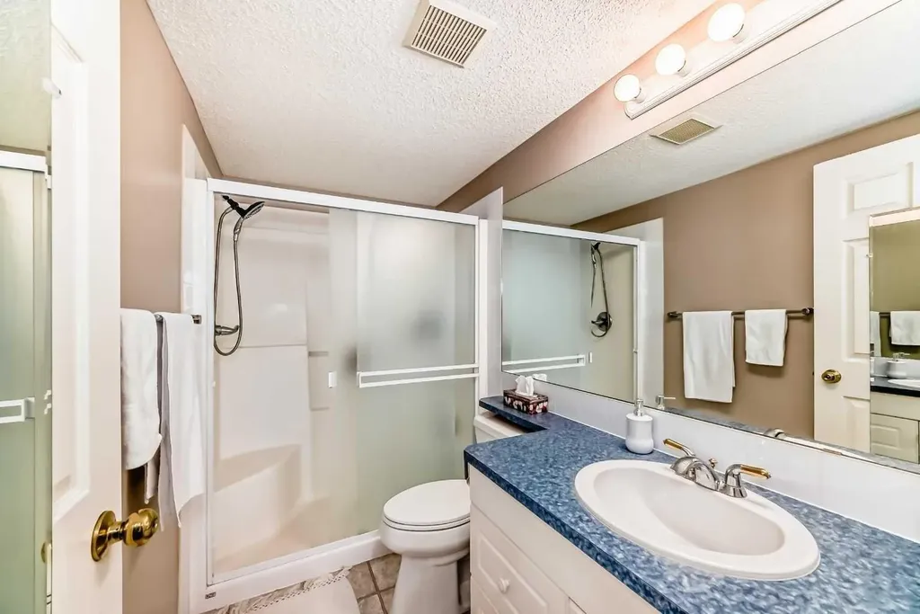 6800 Hunterview Drive NW Calgary AB T2K 6K5