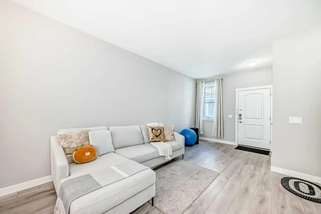 410 Cranbrook Walk SE Calgary AB T3M 2V5