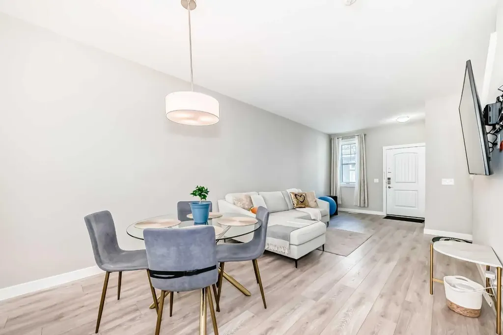 410 Cranbrook Walk SE Calgary AB T3M 2V5