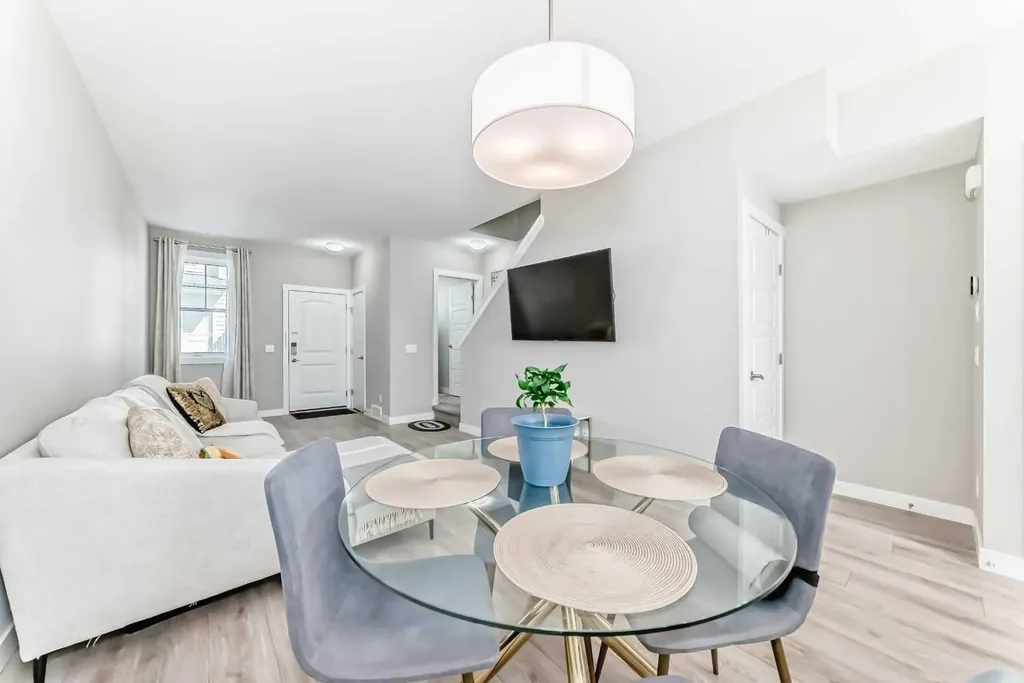 410 Cranbrook Walk SE Calgary AB T3M 2V5