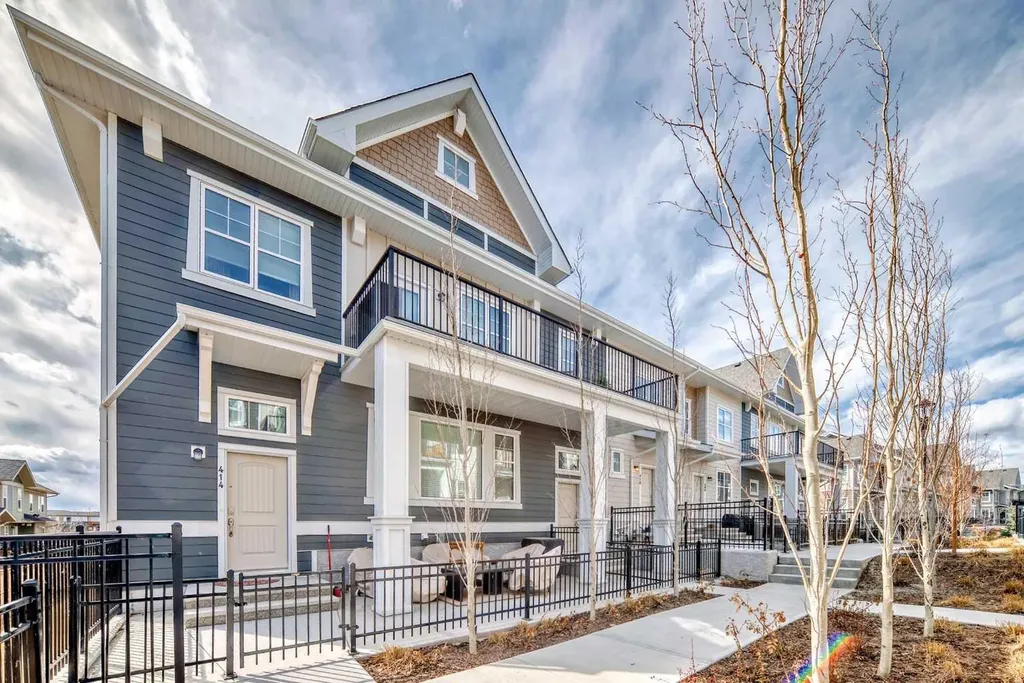 410 Cranbrook Walk SE Calgary AB T3M 2V5