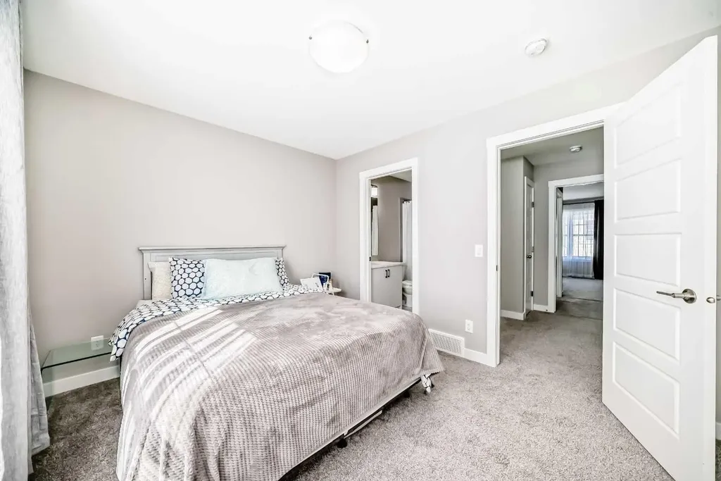 410 Cranbrook Walk SE Calgary AB T3M 2V5