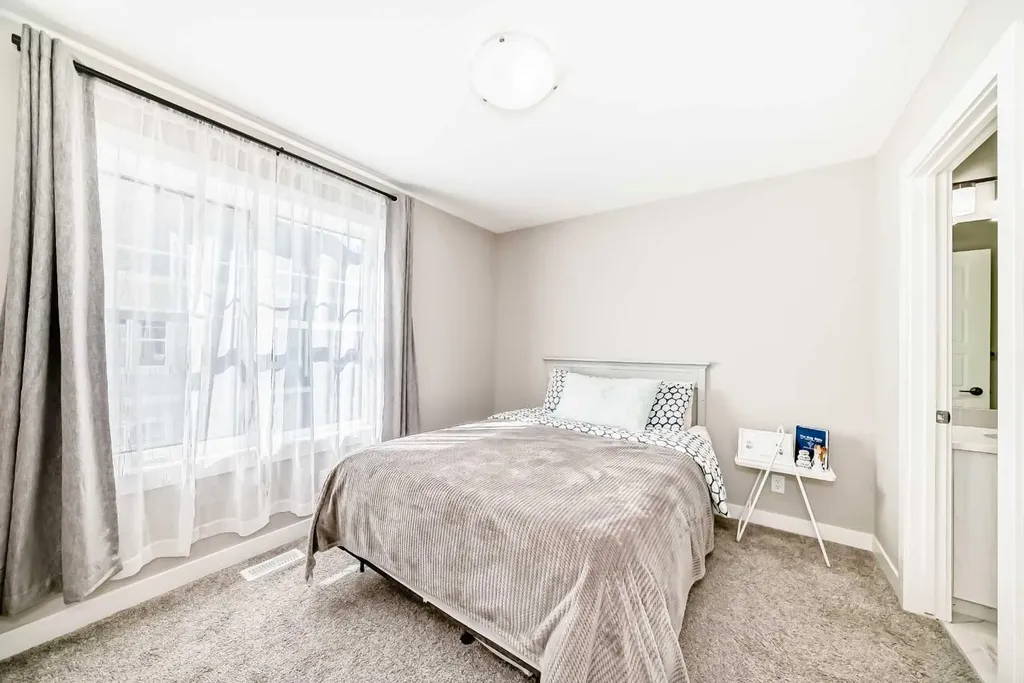 410 Cranbrook Walk SE Calgary AB T3M 2V5