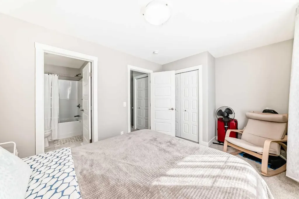 410 Cranbrook Walk SE Calgary AB T3M 2V5