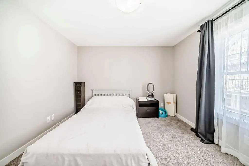 410 Cranbrook Walk SE Calgary AB T3M 2V5