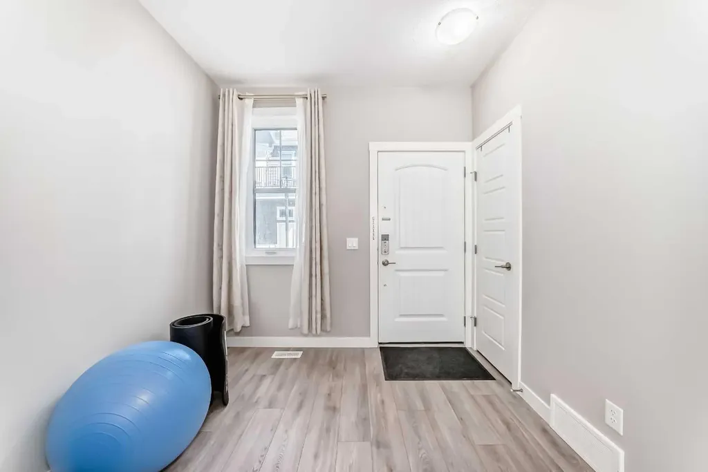 410 Cranbrook Walk SE Calgary AB T3M 2V5