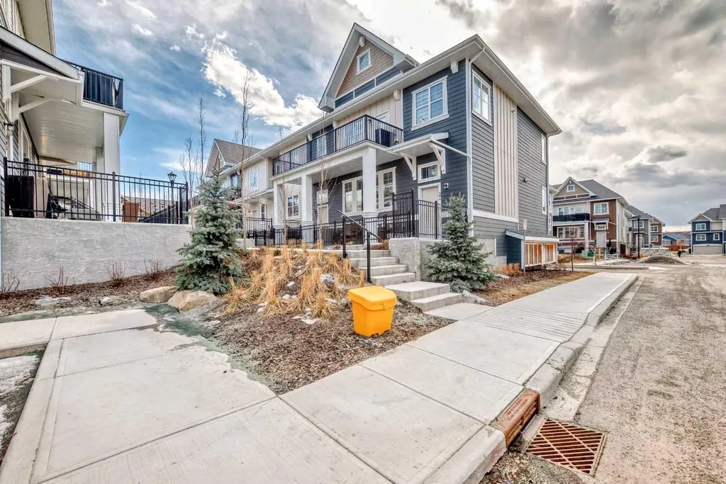 410 Cranbrook Walk SE Calgary AB T3M 2V5