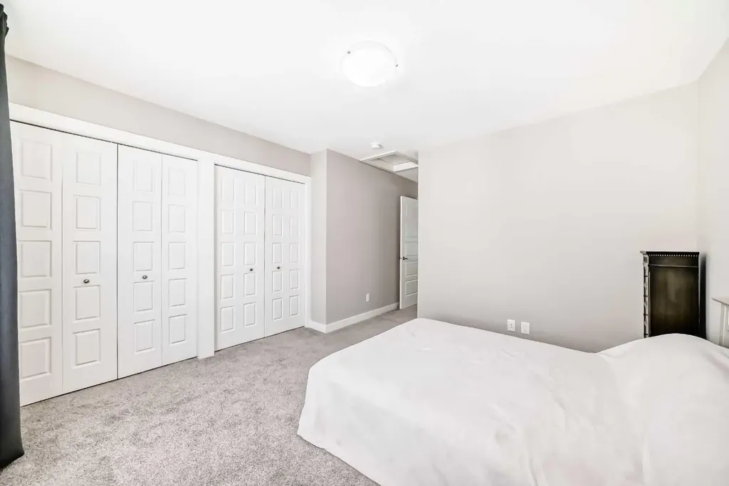 410 Cranbrook Walk SE Calgary AB T3M 2V5