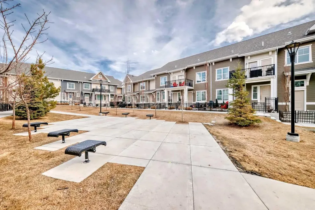 410 Cranbrook Walk SE Calgary AB T3M 2V5