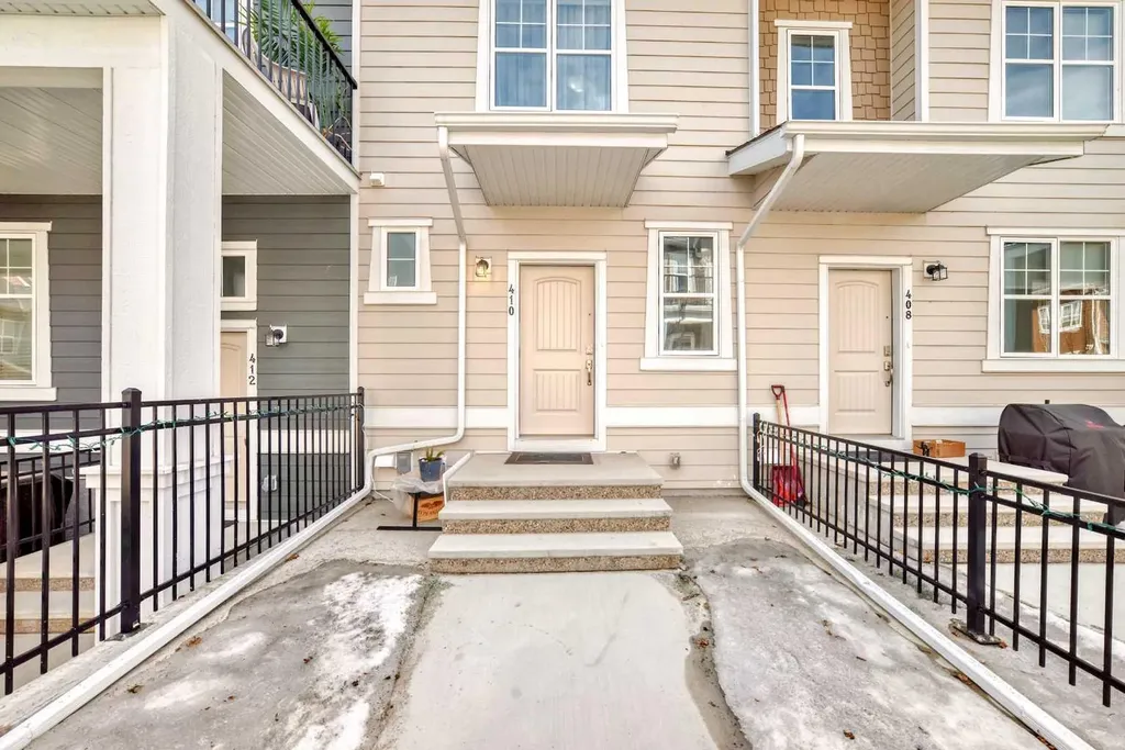 410 Cranbrook Walk SE Calgary AB T3M 2V5