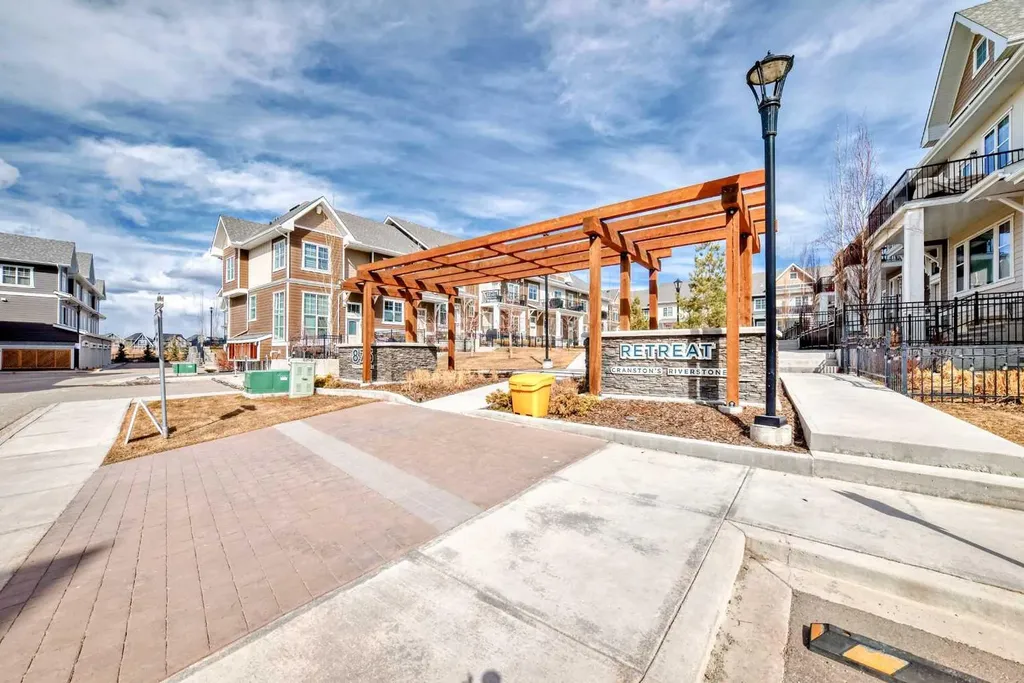 410 Cranbrook Walk SE Calgary AB T3M 2V5