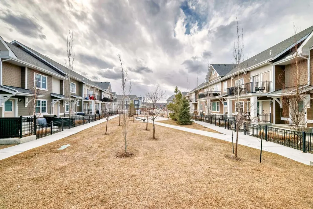410 Cranbrook Walk SE Calgary AB T3M 2V5