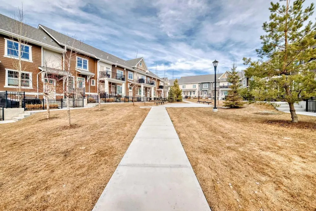 410 Cranbrook Walk SE Calgary AB T3M 2V5