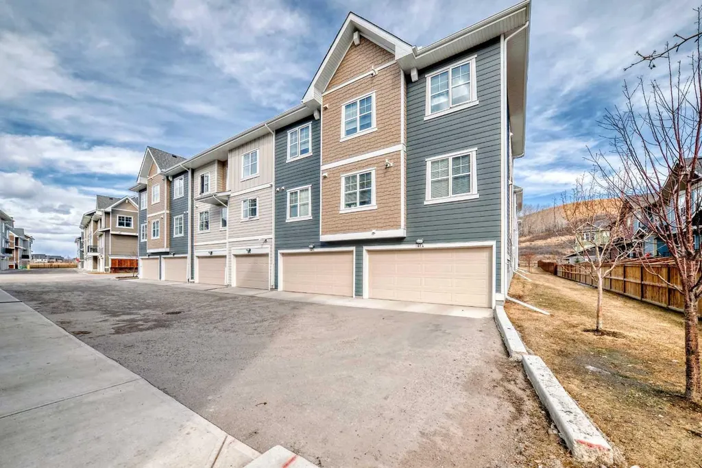 410 Cranbrook Walk SE Calgary AB T3M 2V5