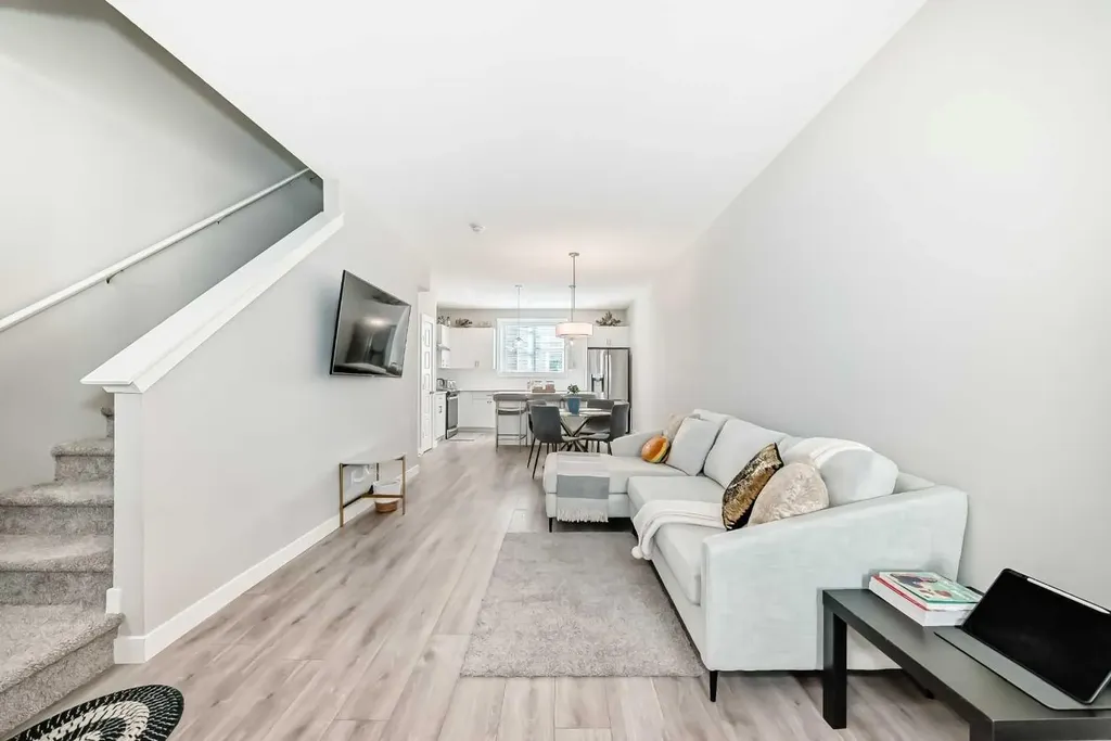 410 Cranbrook Walk SE Calgary AB T3M 2V5