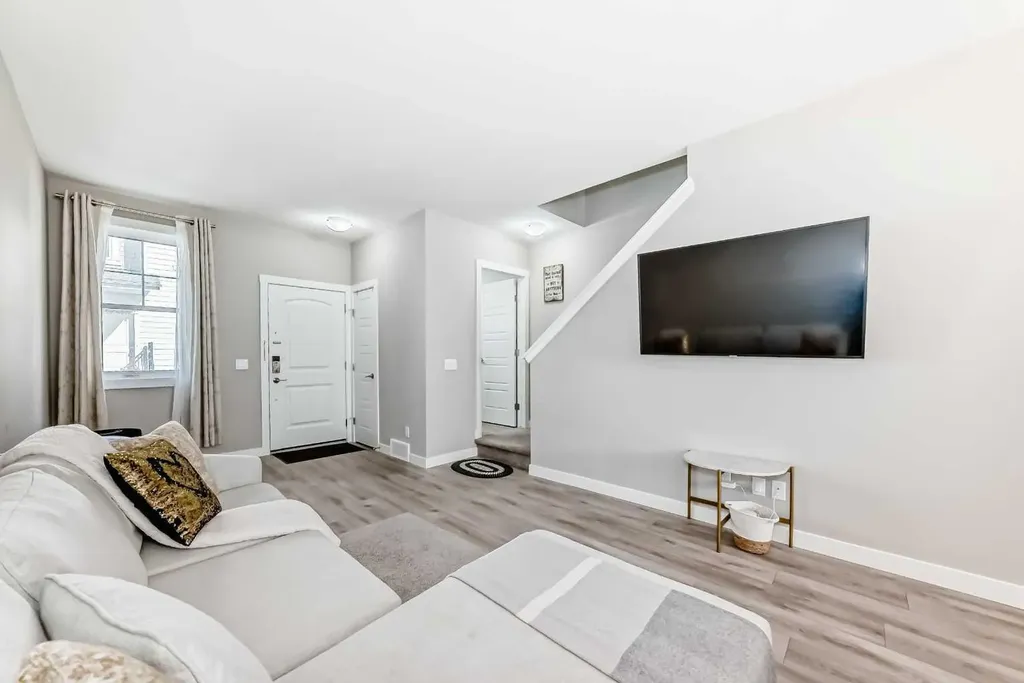 410 Cranbrook Walk SE Calgary AB T3M 2V5