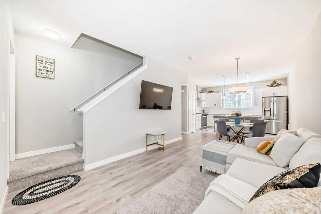 410 Cranbrook Walk SE Calgary AB T3M 2V5