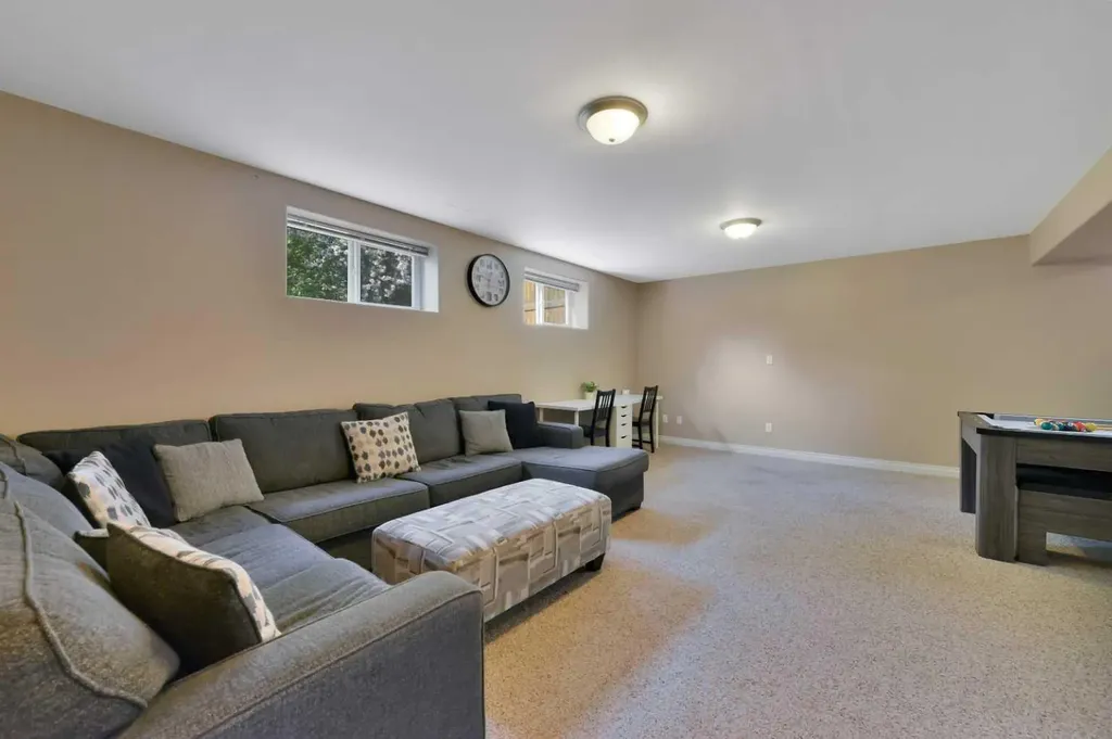 1 Spruce Close Lacombe AB T4L 2L3