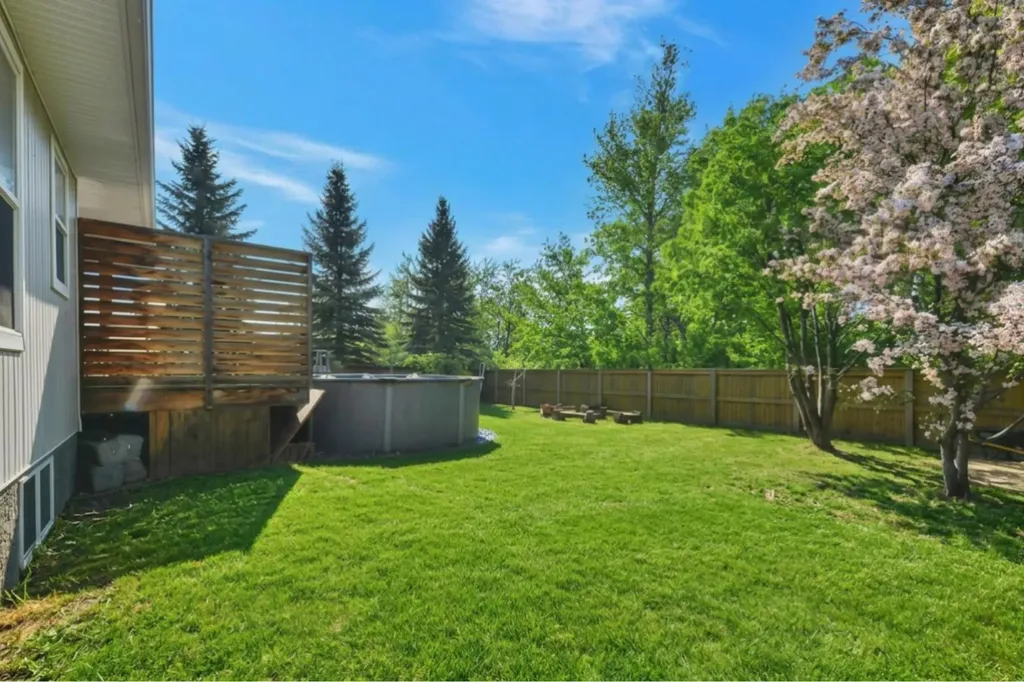 1 Spruce Close Lacombe AB T4L 2L3