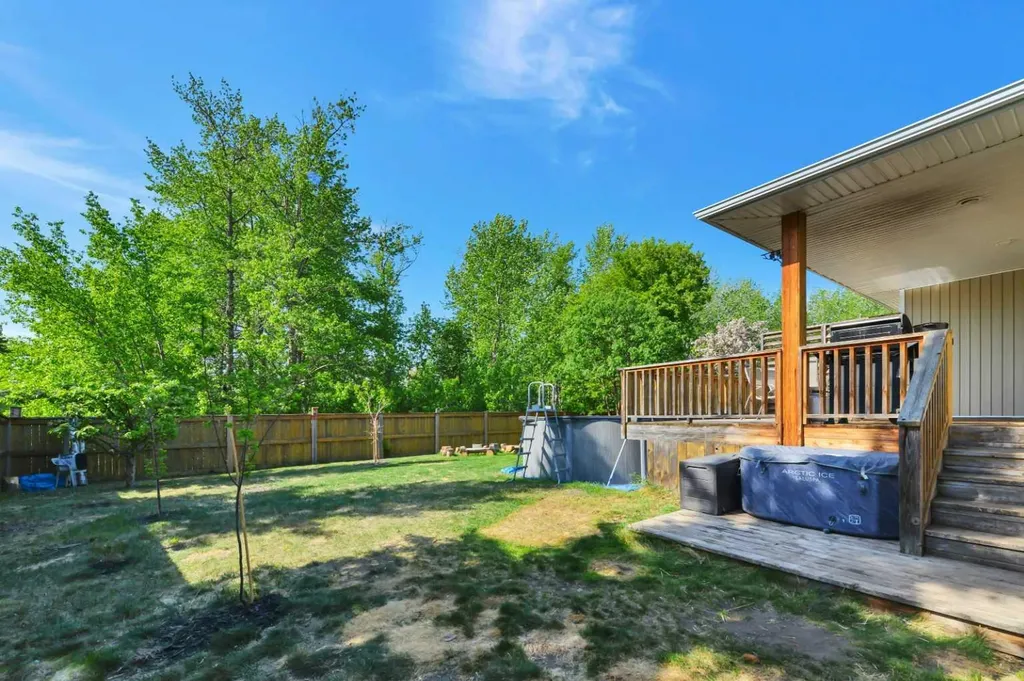 1 Spruce Close Lacombe AB T4L 2L3
