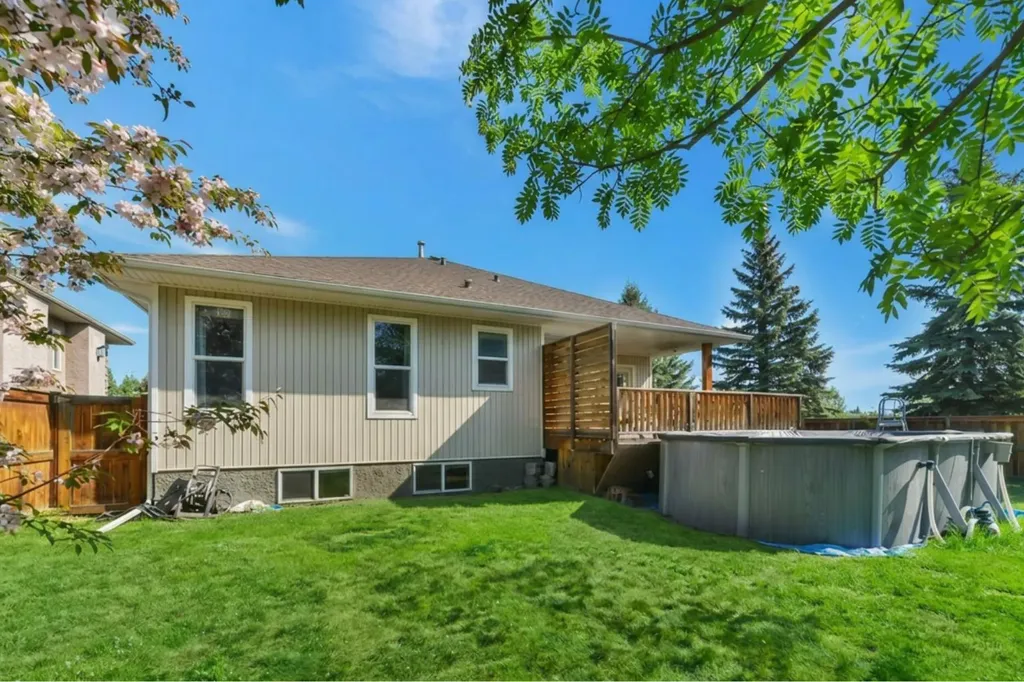 1 Spruce Close Lacombe AB T4L 2L3
