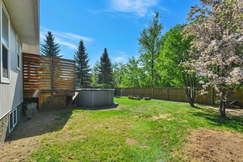 1 Spruce Close Lacombe AB T4L 2L3
