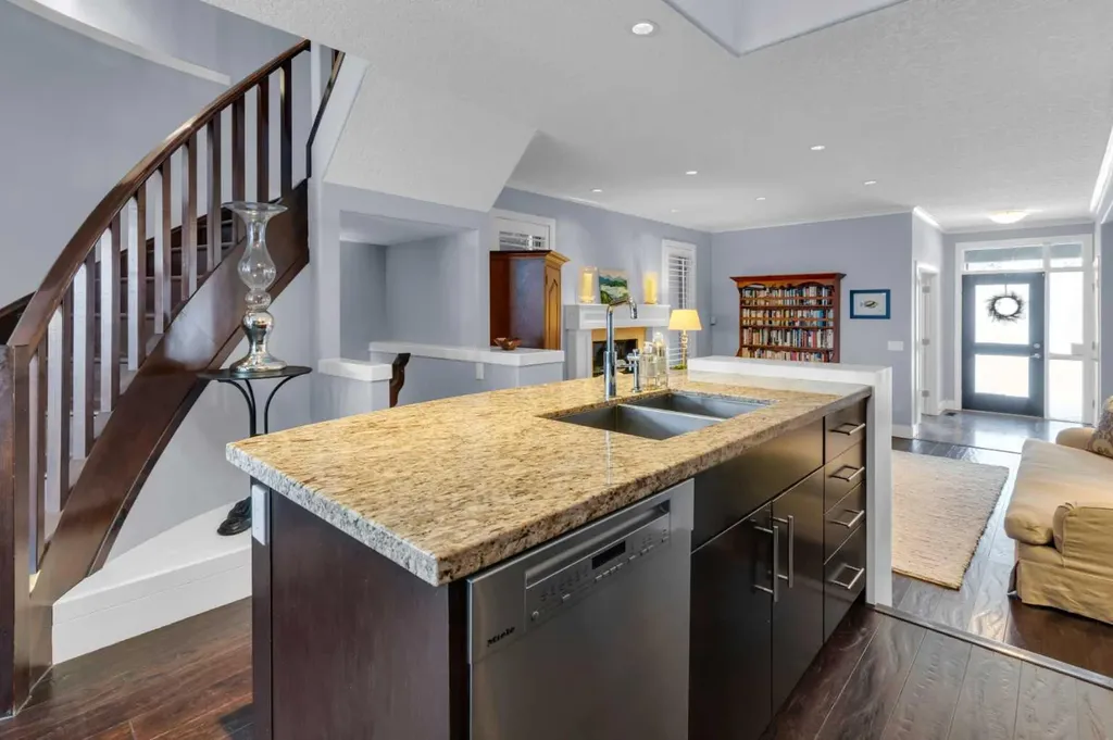 448 13 Street NW Calgary AB T2N 1Z2