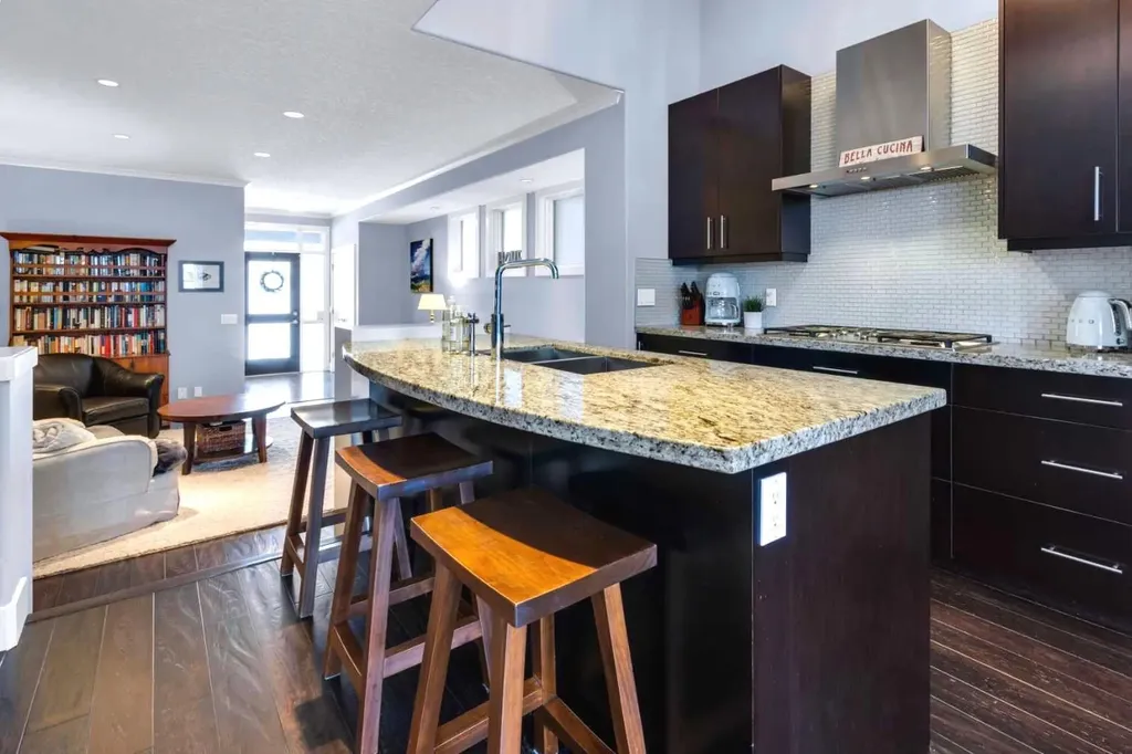 448 13 Street NW Calgary AB T2N 1Z2