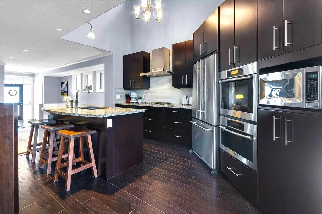 448 13 Street NW Calgary AB T2N 1Z2
