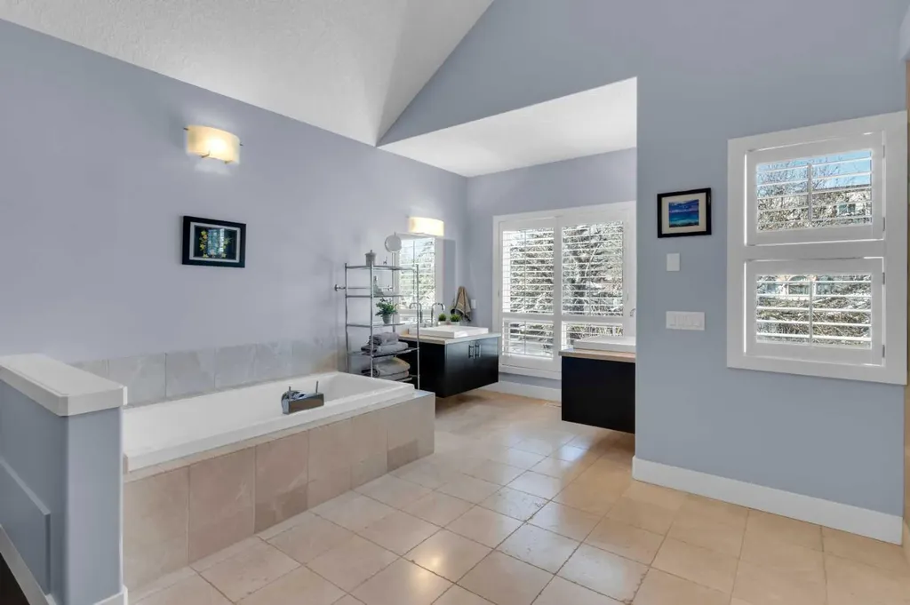 448 13 Street NW Calgary AB T2N 1Z2