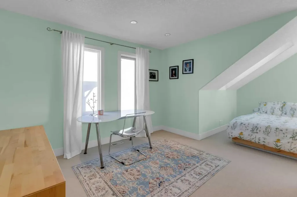 448 13 Street NW Calgary AB T2N 1Z2