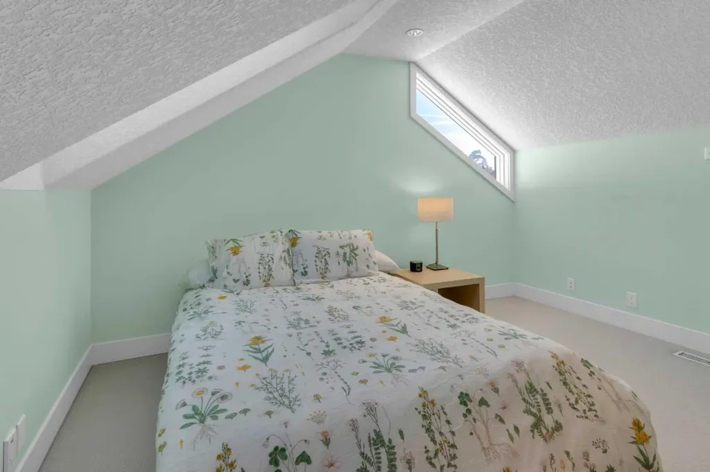 448 13 Street NW Calgary AB T2N 1Z2