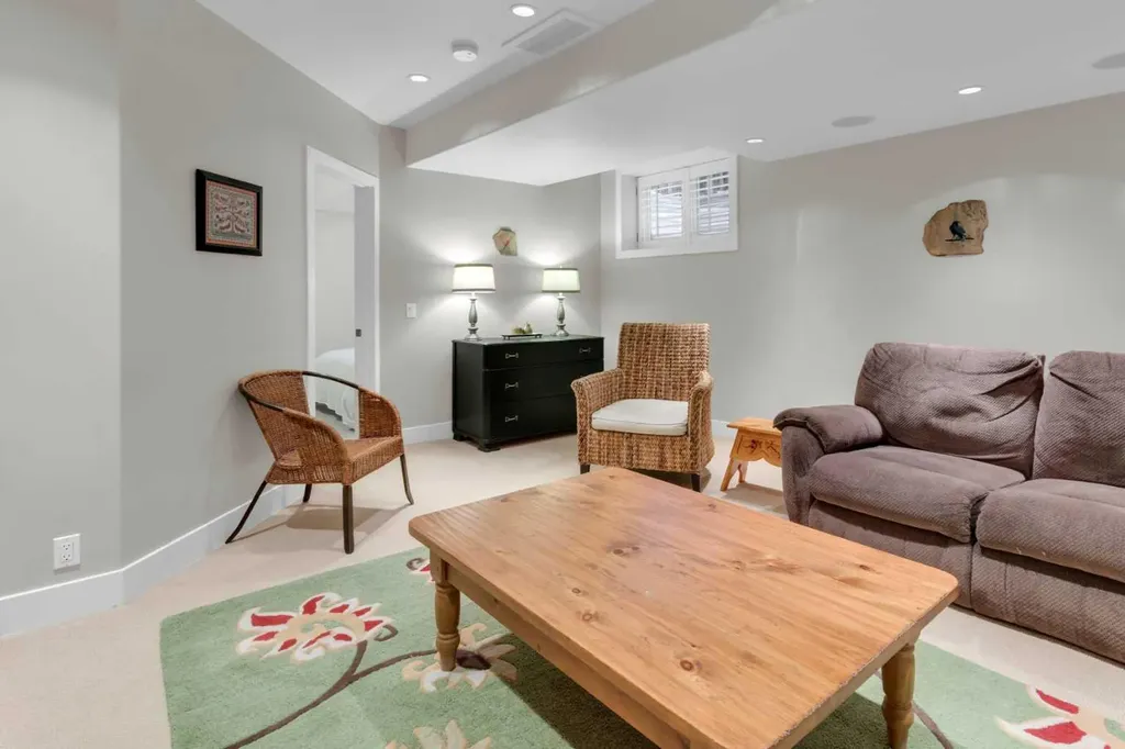 448 13 Street NW Calgary AB T2N 1Z2